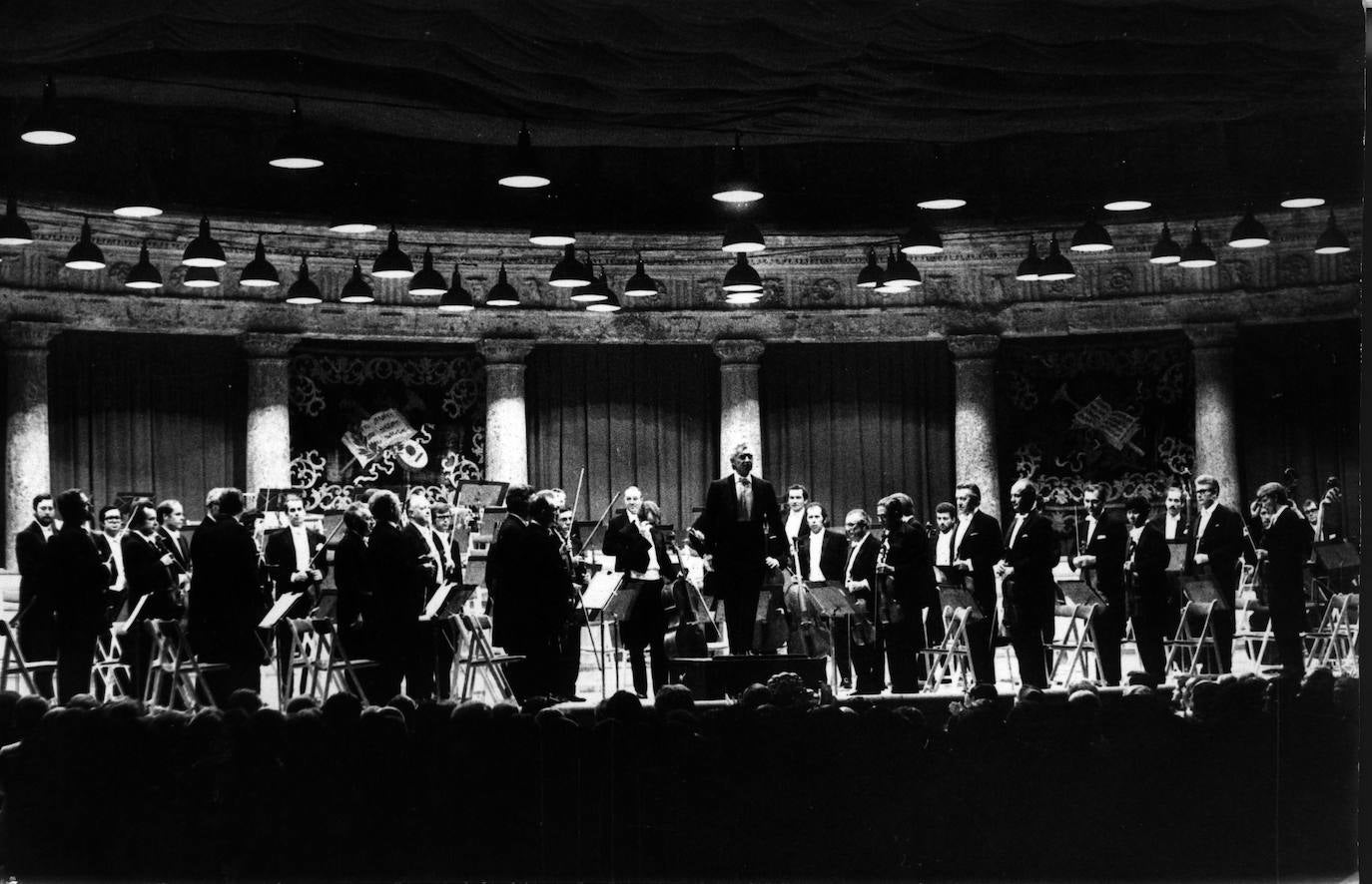 Herbert von Karajan y la Orquesta Filarmónica de Berlín en el Palacio de Carlos V en 1973