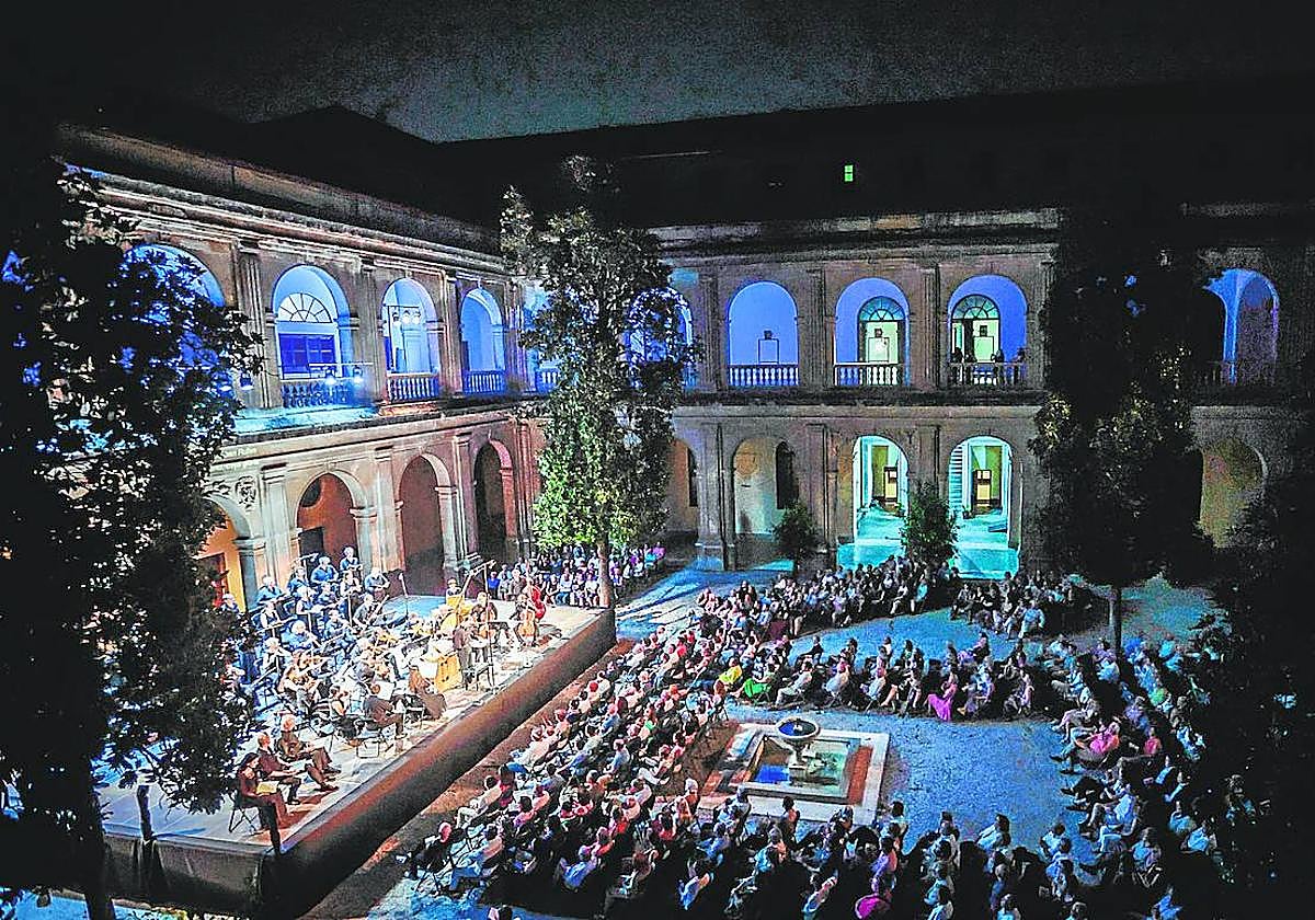 Aspecto que presentaba anoche el patio del Colegio Mayor Santa Cruz la Real.