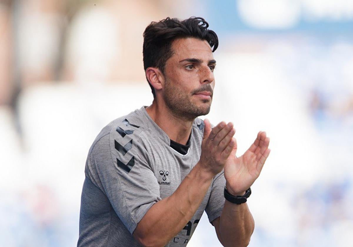 Jorge Romero en el banquillo de La Condomina.