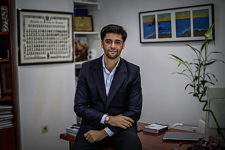 El abogado Antonio Estella, en su despacho.