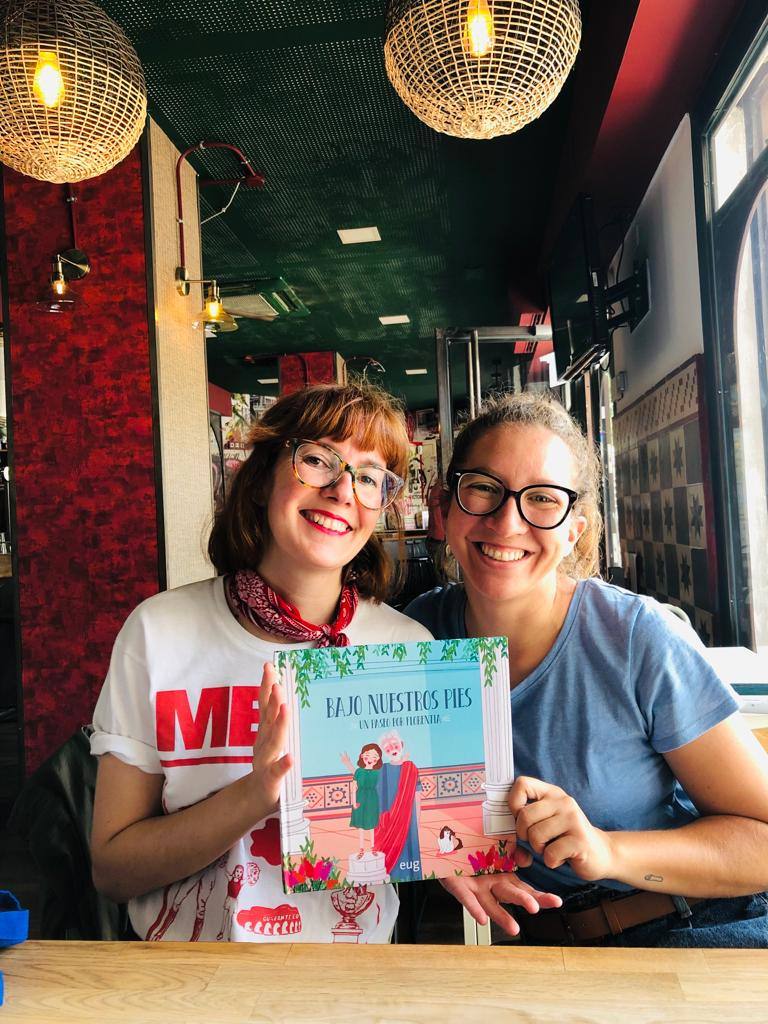 María Jiménez y Begoña Serrano con la portada del cuento.