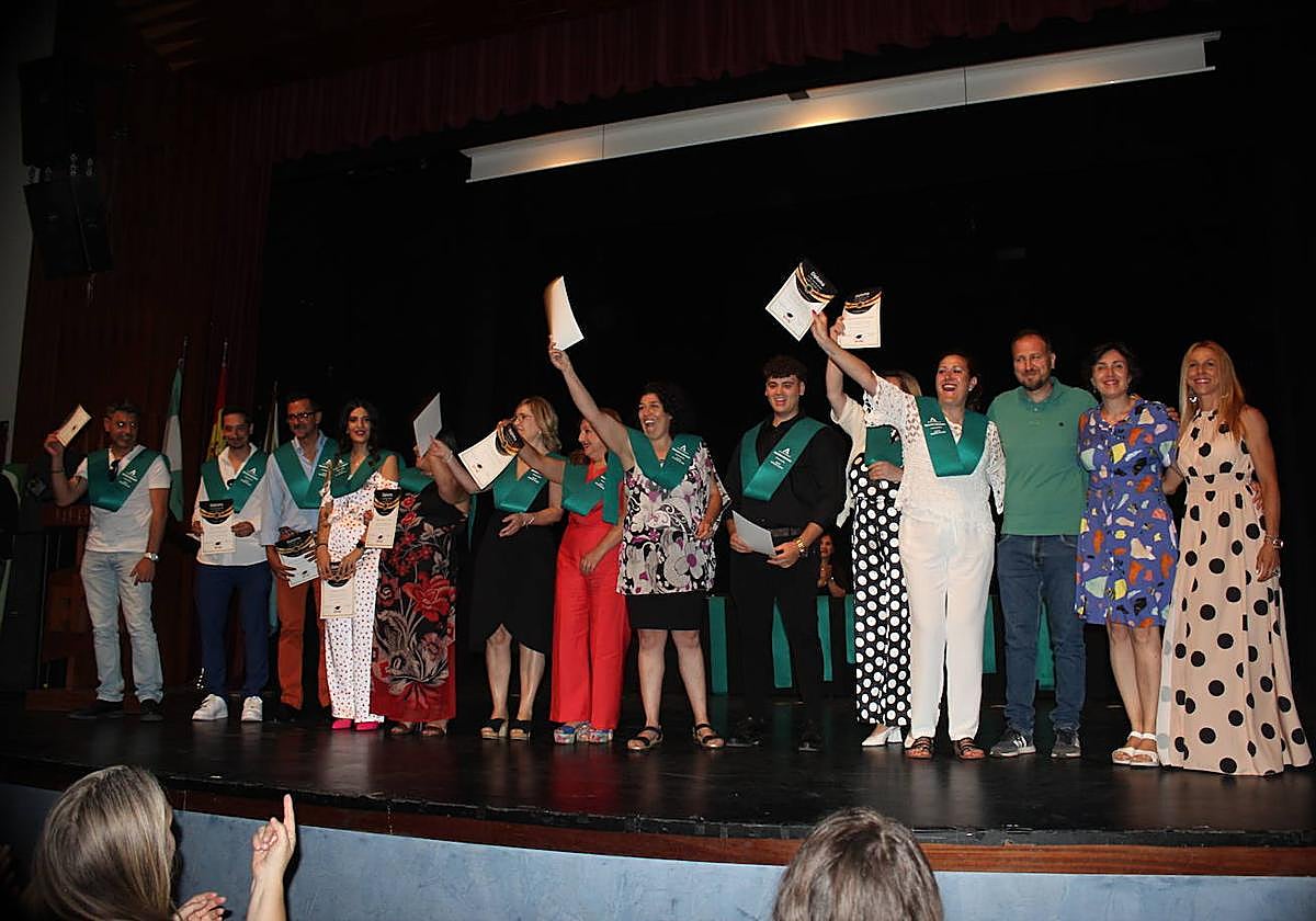 Parte de los graduados, felices tras la entrega de sus títulos.