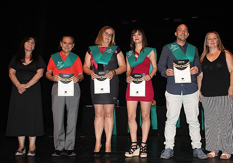 La docente Esther Martínez (izda.) posa junto a su alumno más veterano, el septuagenario José Borrás, y otros graduados.