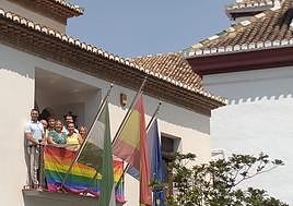 Bandera arcoírirs en el Ayuntamiento de La Zubia