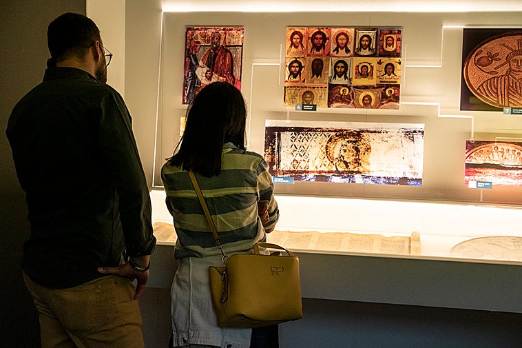 Visitantes observan algunas de las vitrinas con documentos de la exposición 'The Mystery Man'.