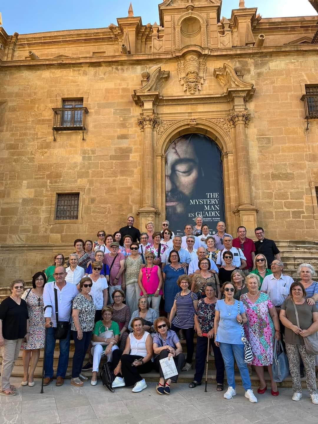 Grupo de visitantes en la puerta de la Catedral.