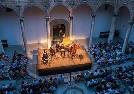 Un momento del concierto de anoche, en el patio de los Mármoles del Hospital Real.