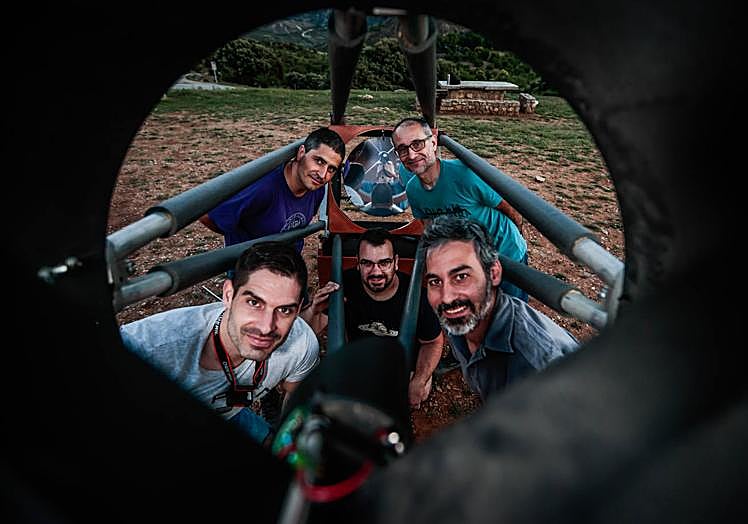 Imagen principal - El grupo granadino y las primeras observaciones de la noche. 