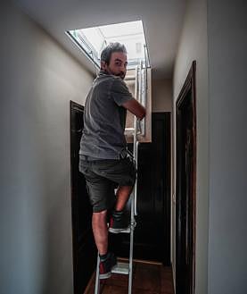 Imagen secundaria 2 - Miguel Sánchez, en el observatorio de casa.