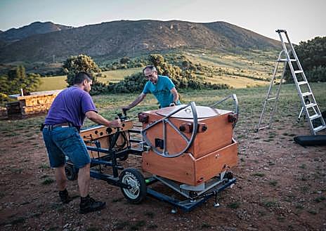 Imagen secundaria 1 - Sergio Alonso y Antonio Román instalan el telescopio que transportan en 'El Roberto'. 