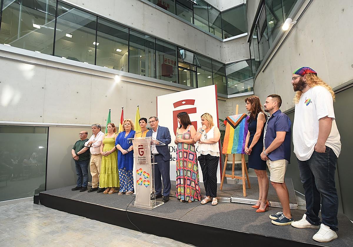 Lectura del manifiesto en el Día del Orgullo LGTBI+ en la sede de la Diputación de Granada.