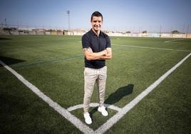 Rubén Torrecilla, entrenador de fútbol, posa para IDEAL en el Municipal de Armilla.