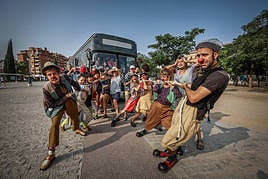 Artistas de toda Europa hacen una performance tirando con una cuerda del autobús de la compañía alemana Antagon.