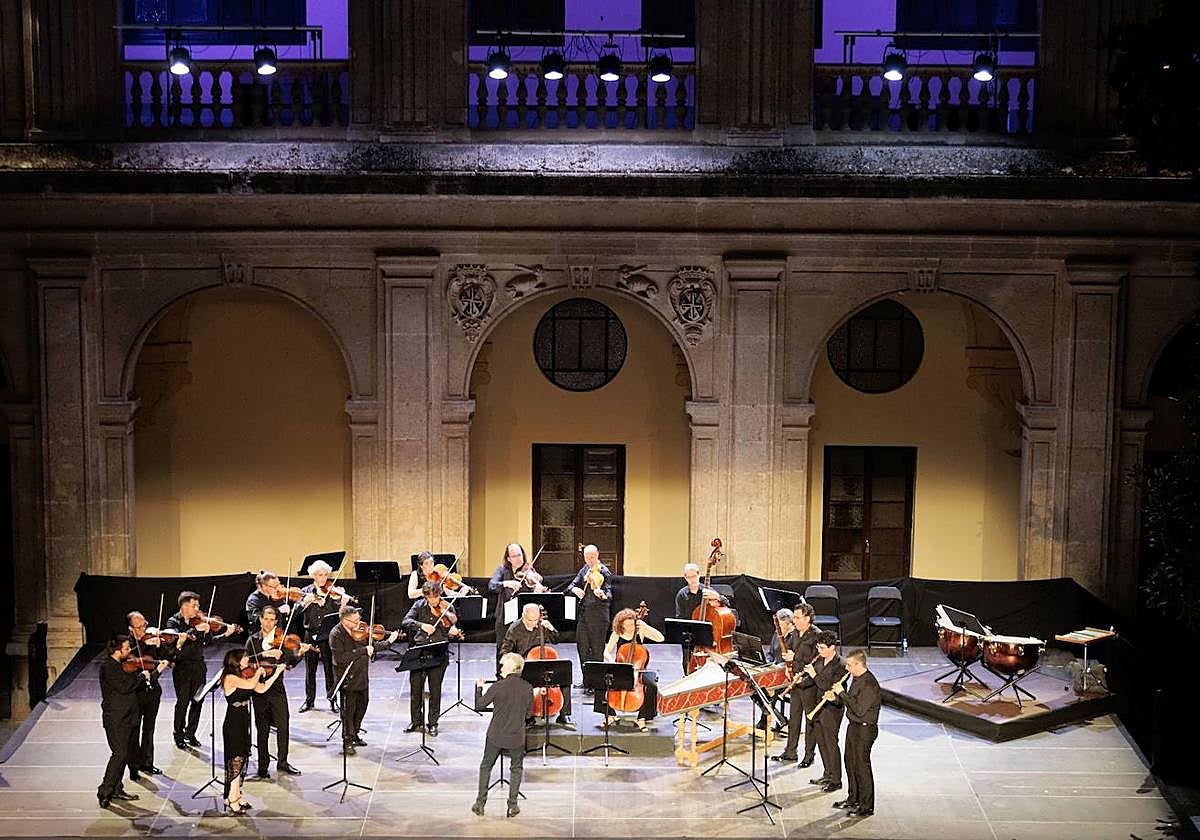 La Orquesta Barroca de Sevilla, anoche en el Colegio Mayor Santa Cruz la Real.