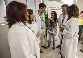 Responsables de la unidad de atención de menores transexuales de un hospital andaluz conversan con la madre de un menor trans.