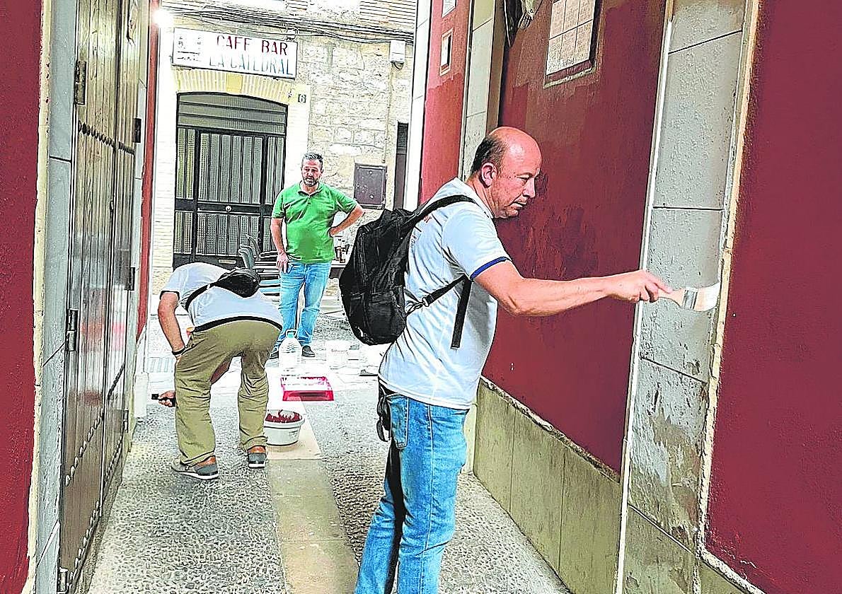 Algunos de los participantes en la limpieza y pintura de la zona de Arcos del Consuelo.