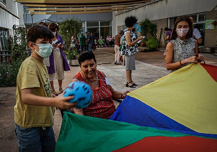 Una de las residentes participa en el juego del paracaídas.