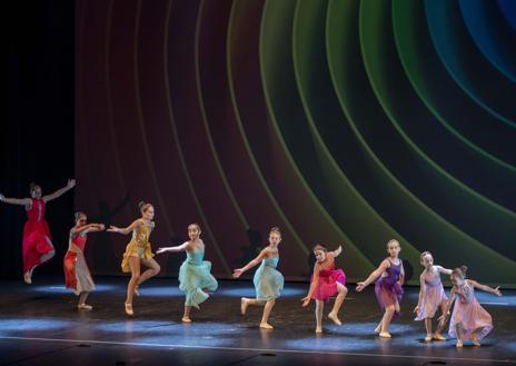 Imagen secundaria 1 - El Festival de Danza de Adagio llena el Auditorio de arte y solidaridad con la Asociación Contra el Cáncer