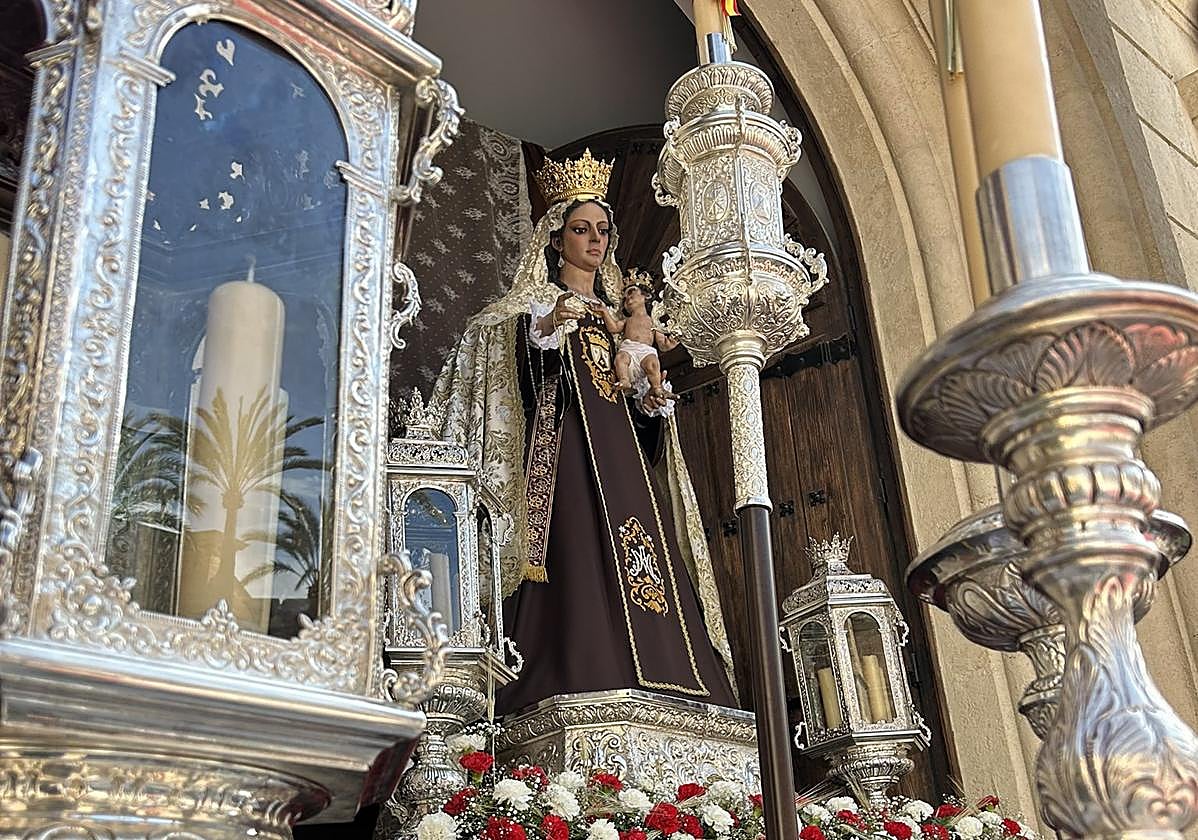 La Virgen del Carmen del Zapillo estrena hábito bordado por Álvaro