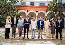 Carazo posa junto a los alcaldes de barrio.