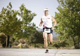 Uno de los atletas, durante la carrera.