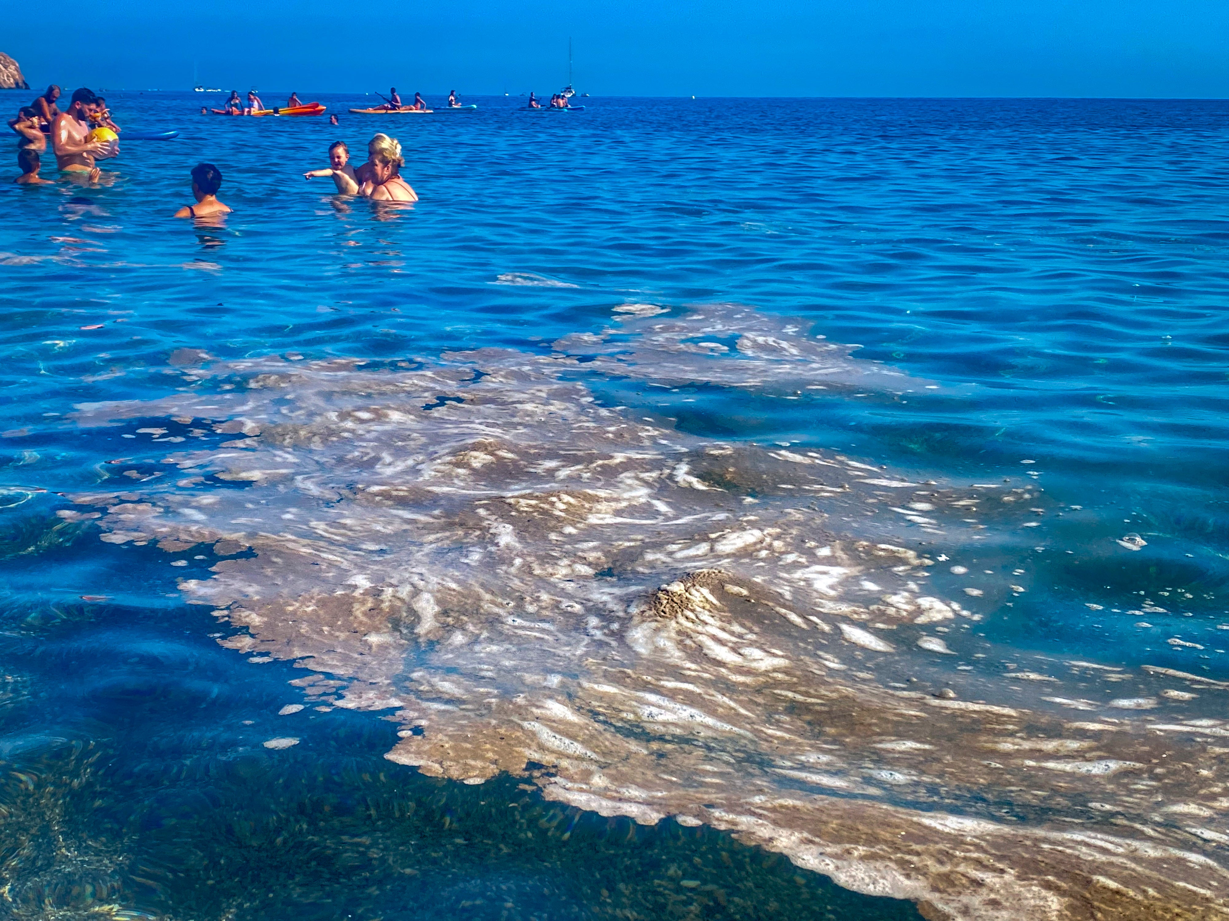 Las imágenes de la &#039;mancha&#039; en las playas de Granada