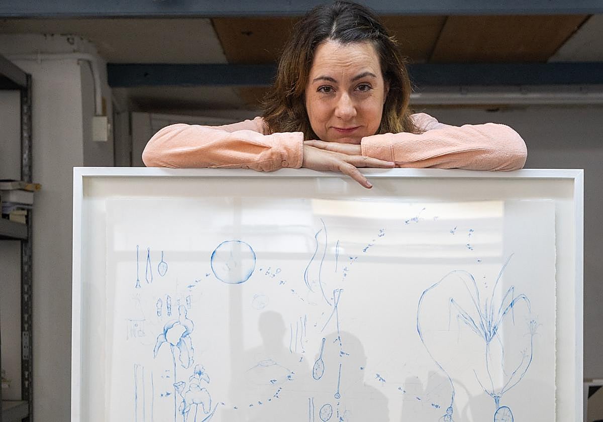 La artista, con una de sus obras.