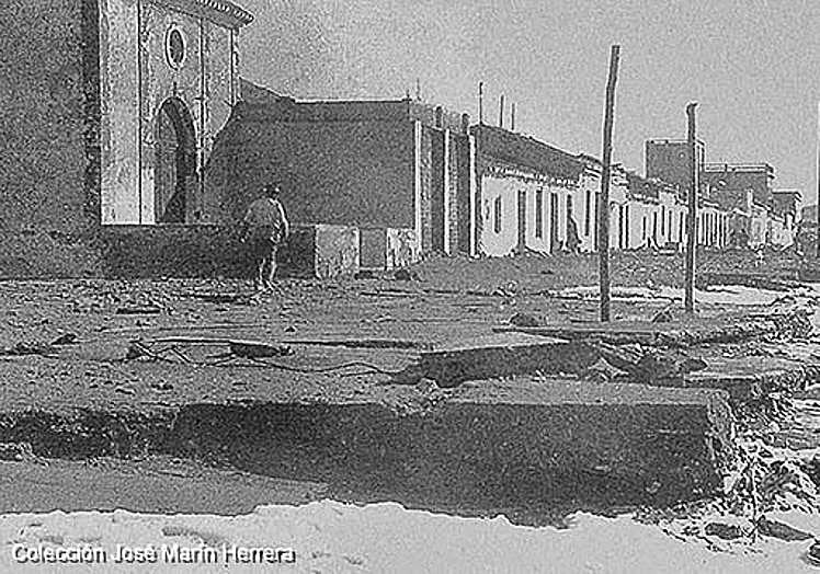Imagen principal - Torrenueva sin playa por un temporal en los años 50. | Actual paseo marítimo de la ya independiente Torrenueva Costa | Puente colgante recién estrenado.