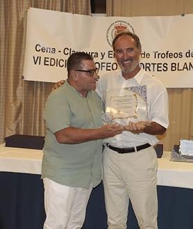 Imagen secundaria 2 - Arrubamesa presidencial de la entrega. En el centro, Rocío García recible una placa de la Asociación de Veteranos. Abajo, Antonio Jesús Casimiro se estrena en el fútbol veterano.
