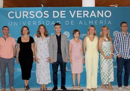 Foto de familia del acto inaugural de la XXIV edición de los Cursos de Verano de la Universidad de Almería.