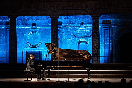 Herreweghe, rodeado de sus músicos, recibe el aplauso del público.