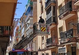 Bomberos acceden a la vivienda para rescatar al anciano en el Zaidín