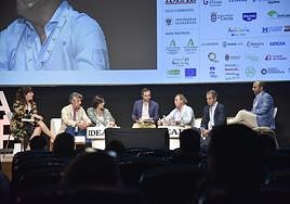 Mesa redonda sobre ecosistemas de emprendimiento moderada por Quico Chirino.