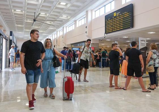 Viajeros en el aeropuerto de Granada.