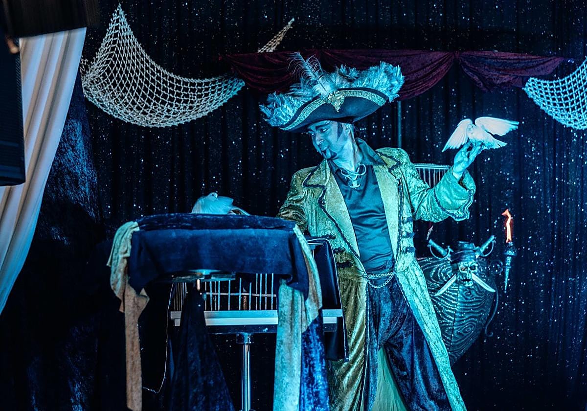 Mago Cobra lleva su espectáculo pirata a todo Roquetas en 'A pie de calle'