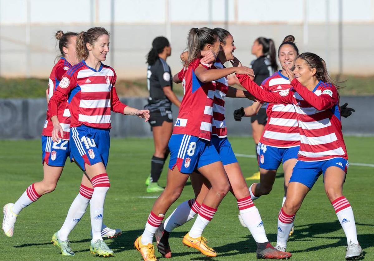 El Granada Femenino celebra un gol en casa.