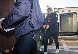 Yasmina, la acusada de matar a su novia en el cortijo donde vivían en Motril, cuando se celebró el juicio en la Audiencia.