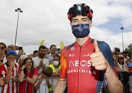 Carlos Rodríguez saluda antes de un inicio de etapa en el Tour.