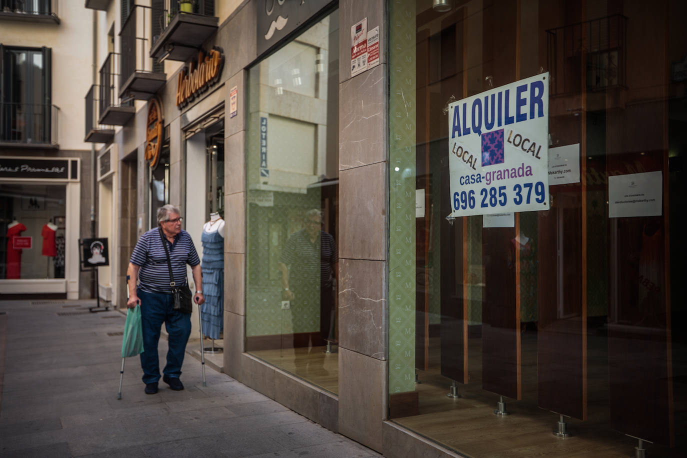 Imagen secundaria 1 - Locales comerciales que se han quedado vacíos en el centro de Granada. 