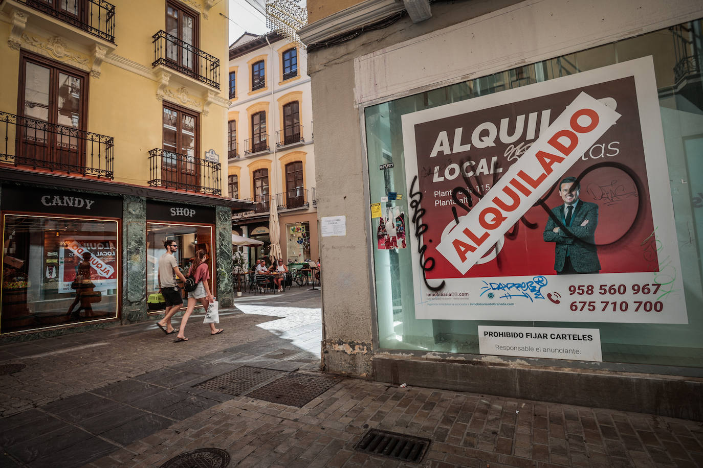 Imagen secundaria 2 - Locales comerciales que se han quedado vacíos en el centro de Granada. 