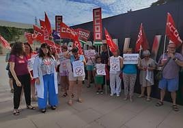 Protestas a las puertas de Torrecárdenas por el cierre de camas durante el verano