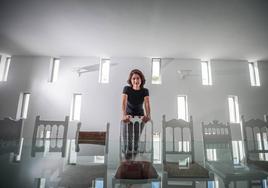 Elisa Valero, en la sala de reuniones, donde penetra la luz a través de pequeñas ventanas verticales