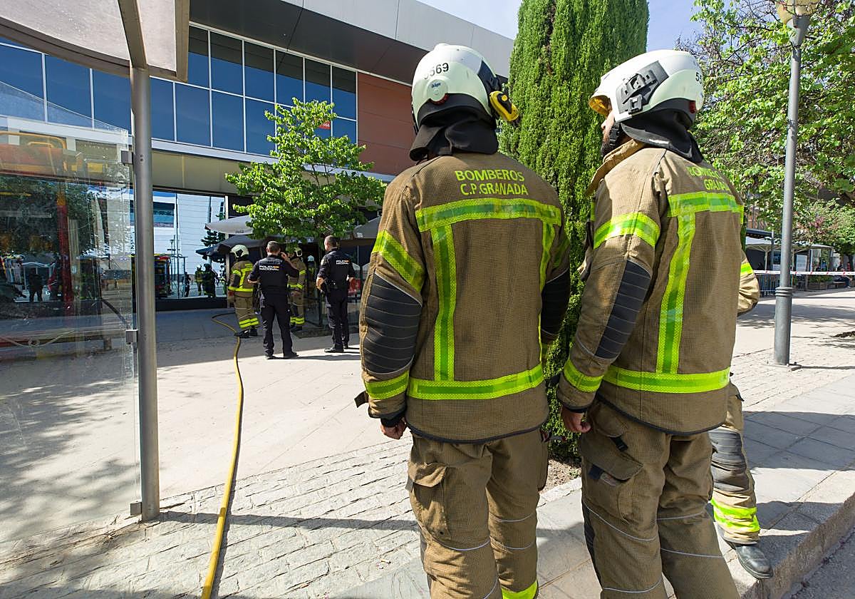 Actuación de los bomberos en el restaurante incendiado de la calle Neptuno esl año pasado