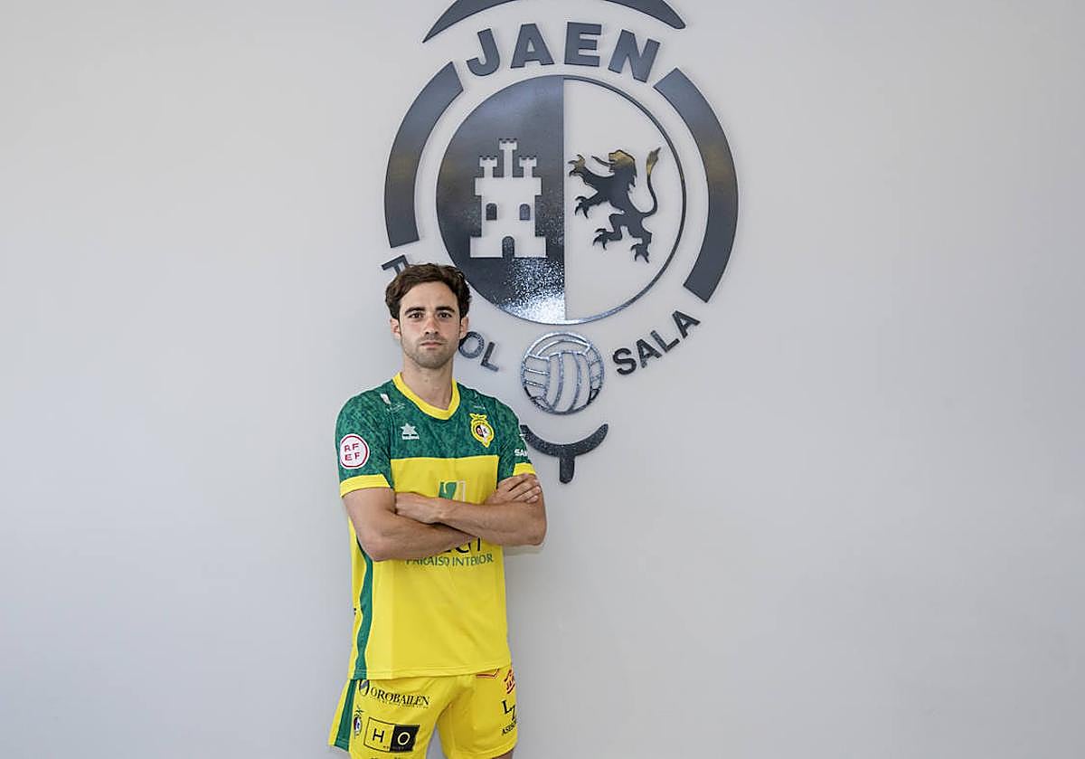 El ala-cierre madrileño, Pablo del Moral, posa junto al escudo.