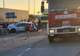 Bomberos y sanitarios atienden a los heridos en el lugar del accidente.