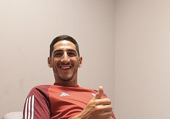 Yann Bodiger posa en los reconocimientos médicos del club.