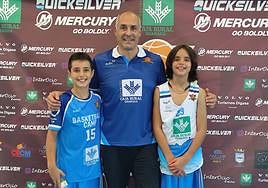 Curro Segura posa con dos participantes de su campus.