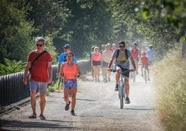 Paseantes, ciclistas y corredores por el Passeo de la Fuente de la Bicha, este domingo por la mañana.