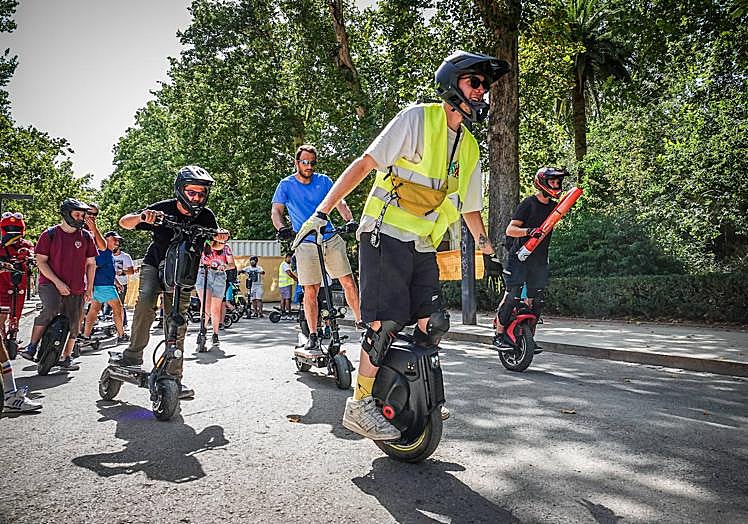 Imagen principal - «Solo queremos lo que dice la DGT: ir por la calzada»