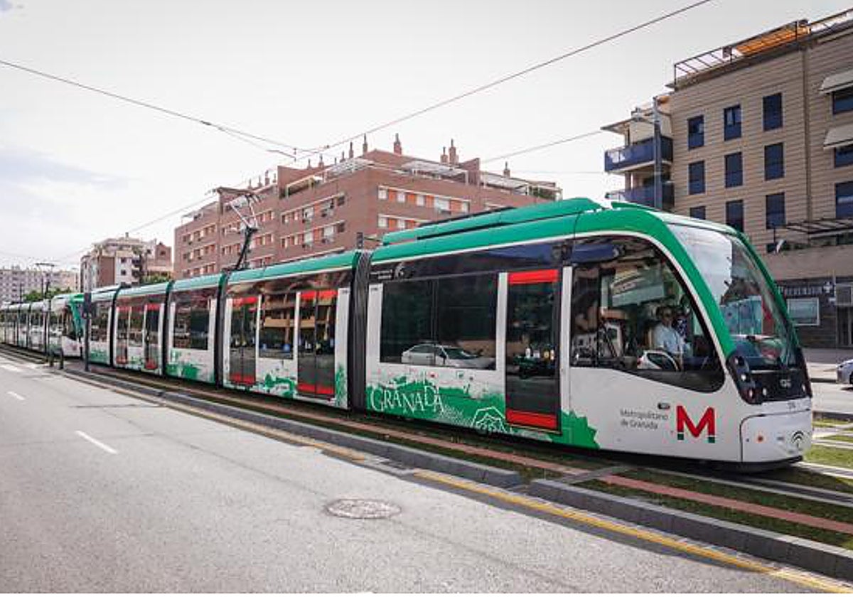 El metro, a su paso por Granada.